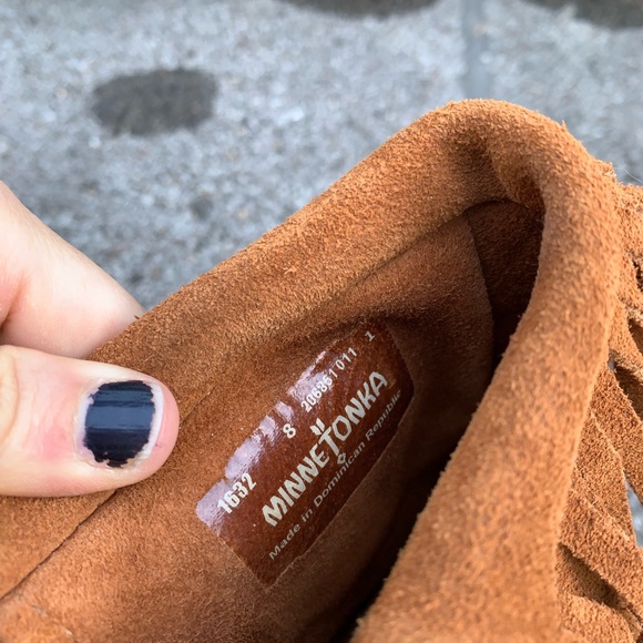 Size 8 Minnetonka fringe boots - Picture 3 of 3